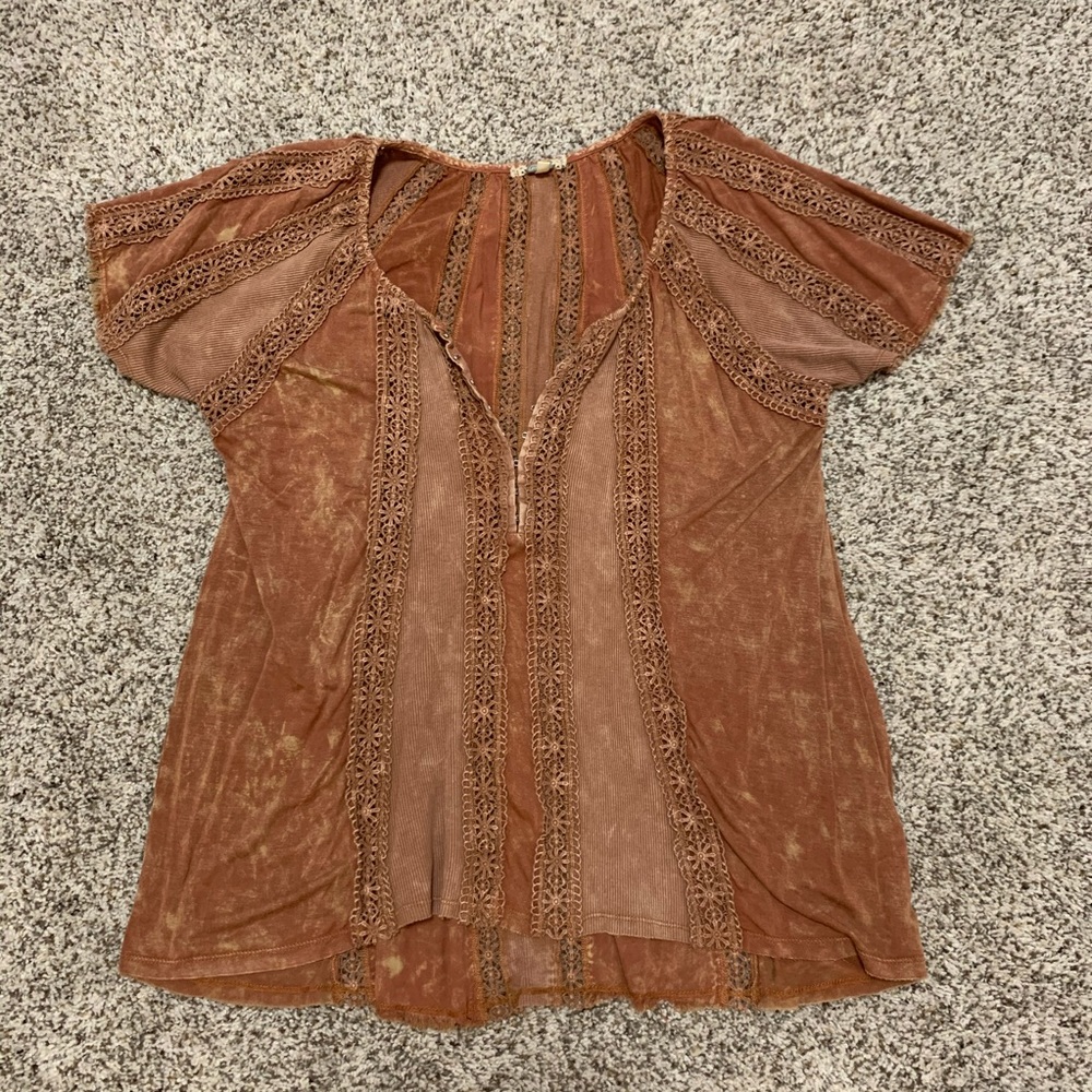 Gimmicks Buckle Distressed Burnt Orange Top